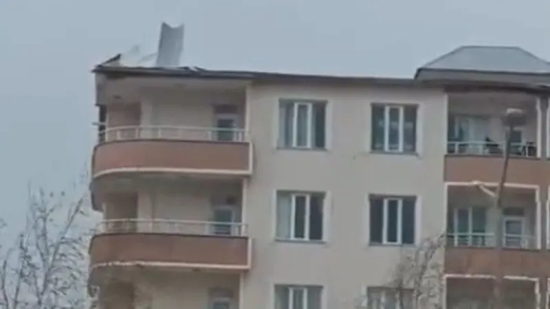 Muş’ta korku dolu anlar! Fırtına çatıları uçurdu