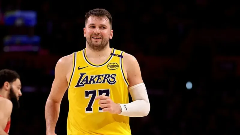 NBA'de Lakers, Doncic'in 39 sayılık performansıyla Rockets'ı farklı yendi