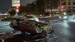 Otomobil, sinyalizasyon direğine çarpıp, ters döndü