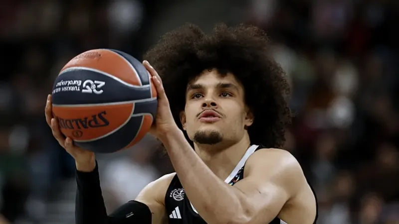 Paris Basketbol'da Nadir Hifi, Euroleague'de sezonun yükselen yıldızı seçildi