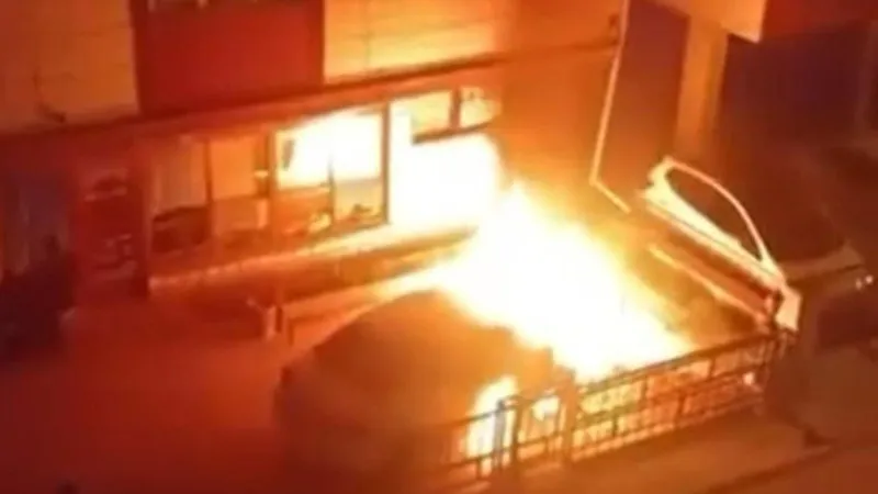 Park halindeki otomobili kundaklayıp kaçtı