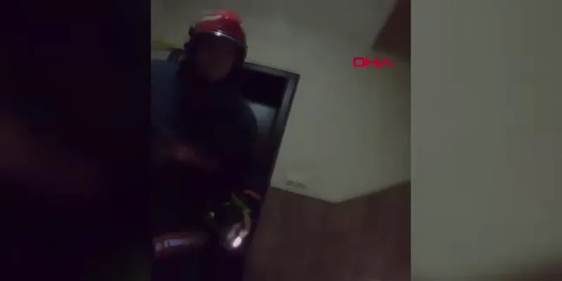 Yangın çıkan apartmanda mahsur kalan 3 kişi kurtarıldı
