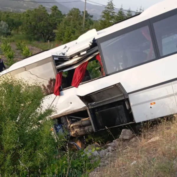 Otobüsün camlarını kırıp çıktılar!