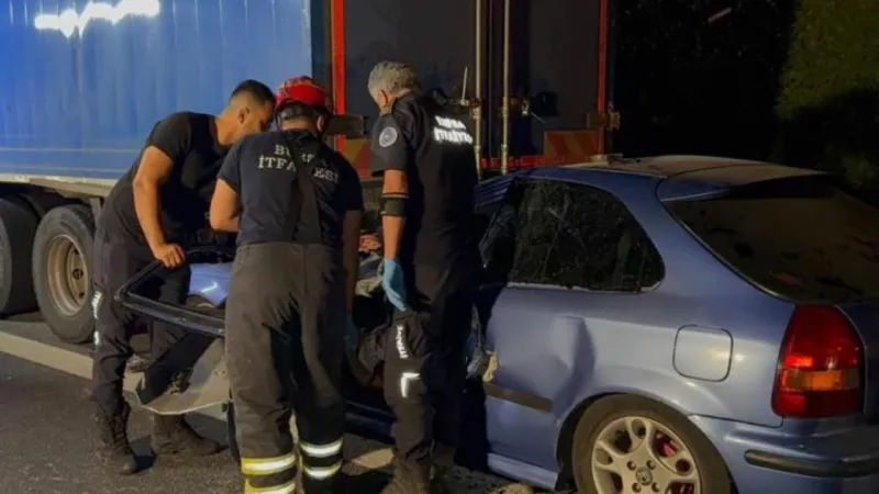Otomobil kamyonun altına girdi! 1 ölü, 1 ağır yaralı var
