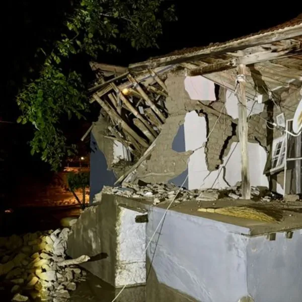 Sel nedeniyle 1 ev çöktü, hasar gören 3 ev boşaltıldı